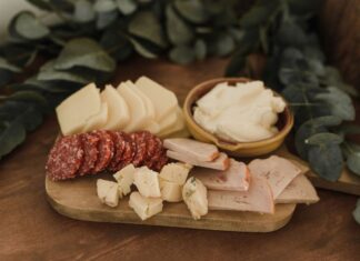 Ростовстат назвал средние цены на основные продукты питания в Ростовской области Тарелка с мясной и сырной нарезкой //Фото Arina Krasnikova, Pexels