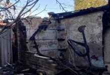 В станице Романовской пожарные потушили горевшие гараж и крышу дома Пострадавший дом // Фото: пресс-служба МЧС России по Ростовской области