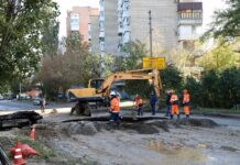 Из-за порыва на Зоологической в Ростове ограничили подачу воды в несколько районов Ремонт // Фото: соцсети "Ростовводоканала"