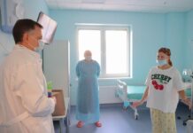 Юрий Слюсарь встретился в ОДКБ с девочкой после первой на юге России пересадки костного мозга ребенку