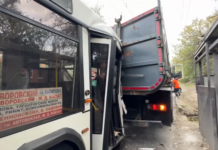 В Ростове автобус столкнулся с грузовиком коммунальщиков: на месте работают инспекторы Кадры аварии // Скриншот из видео пресс-службы Госавтоинспекции Ростовской области